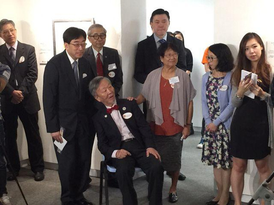 高锟(坐者)偕同妻子黄美芸(右三)参观自己的画展,左二为香港食物及
