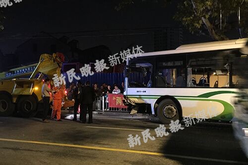 滬平涼路出租車撞公交車 司機生命垂危