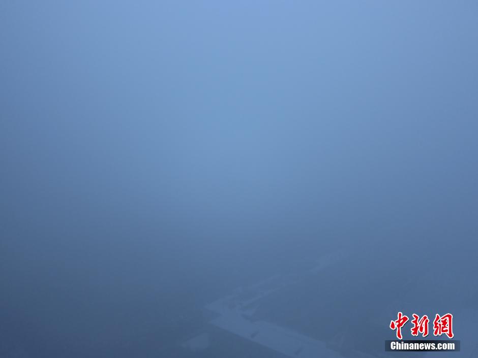 哈尔滨夜间出现重度雾霾 建筑物隐身
