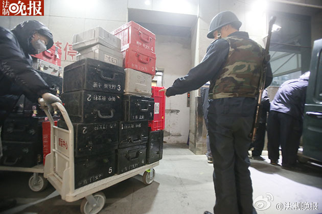 新版人民币出库 43辆武装押运车排长龙取新钞-新闻中心-温州网