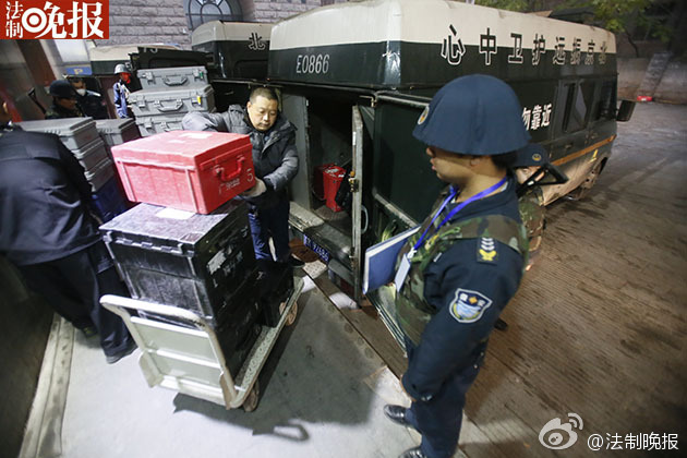 新版人民币出库 43辆武装押运车排长龙取新钞-新闻中心-温州网