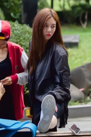 宋妍霏《一年级》变学霸 跟袁姗姗苦练马甲线