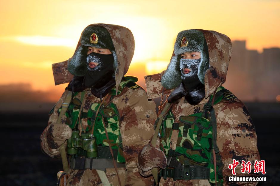 哨兵在边防线上巡逻警戒.中新社发魏建顺摄哨兵在边防线上巡逻警戒.