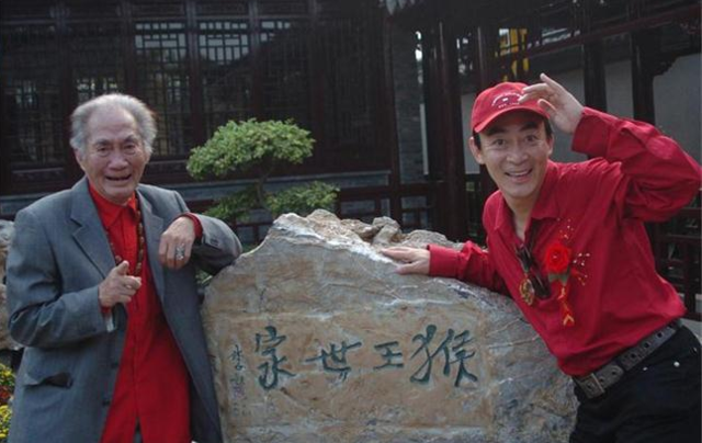 2004年六小龄童与父亲参加美猴王世家艺术馆开馆仪式