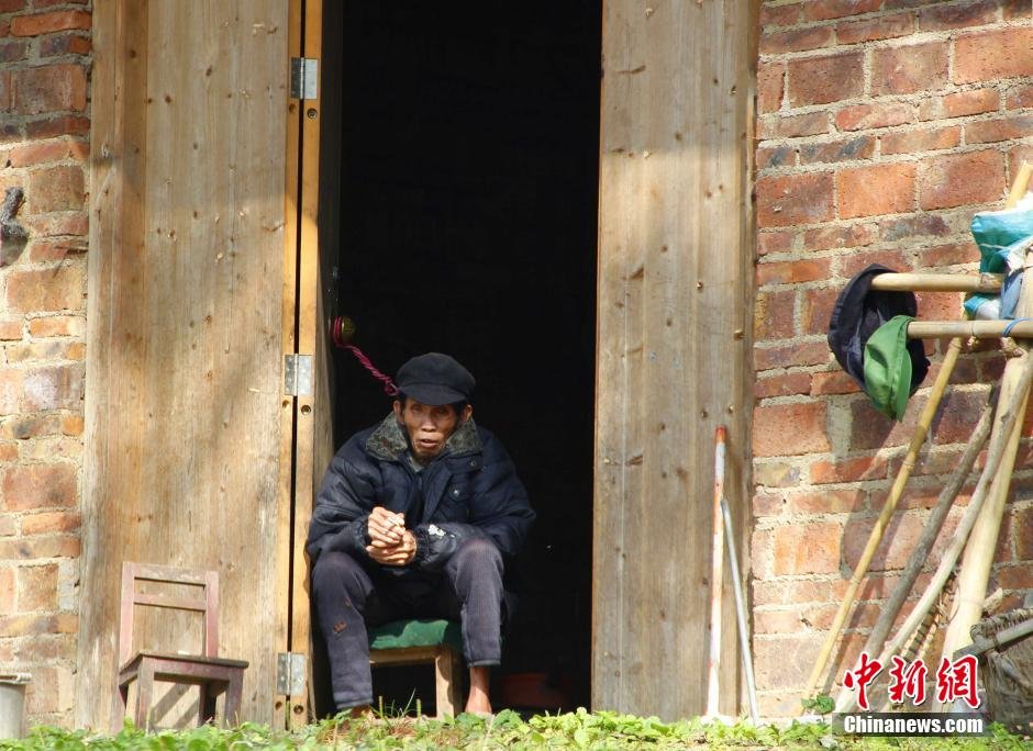 组图:广西贫困村六成人外出务工 留老人看家