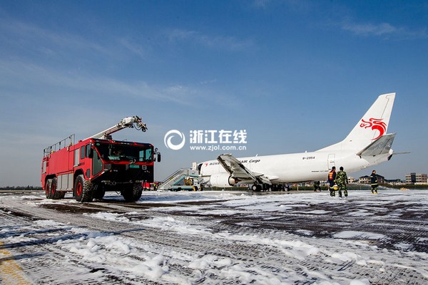 浙江长龙航空货机安全迫降 右主轮爆裂"瘸脚"落地