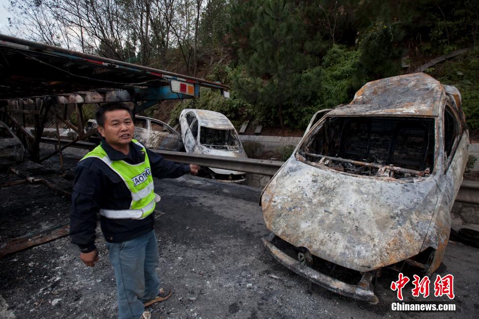 湖南岳阳一运输车出事故21辆新轿车烧成骨架