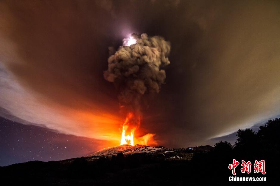 意大利埃特纳火山喷发 烟柱中爆出闪电蔚为壮观