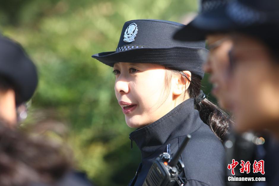 宁波城管女子执勤组队员街头微笑执法
