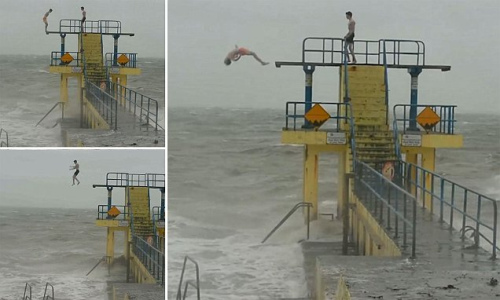 年轻无极限:两名少年风暴中跳水 险象环生(图)