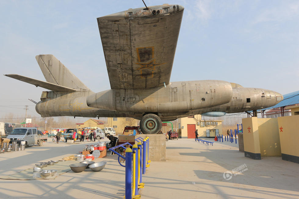 山东一农村赶集现场现两架退役轰炸机