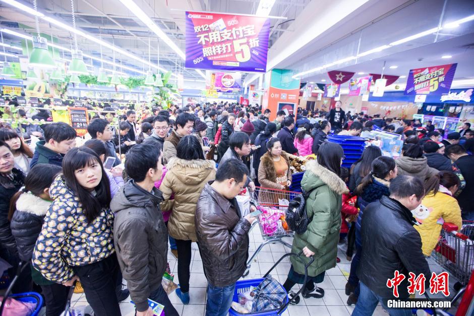 超市五折促销引爆客流 众多货架商品被抢光