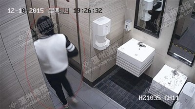 小伙戴假发乐清肯德基女厕蹲半小时 抢劫当场被抓