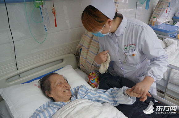 沪东老年护理院的"90后"护士 专业善良让老人笑容重现