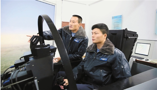 陈国强(左)在指导黄孝刚(右)训练(资料照片).