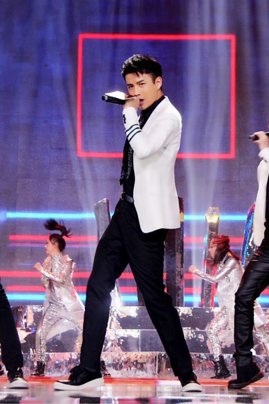 李茂国剧盛典帅气开场 唱跳俱佳燃爆舞台