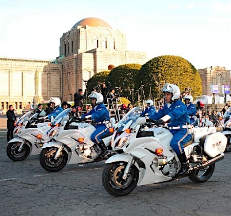 东京警视厅开展年初出动训练数千人受检阅图