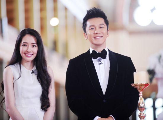 与一众美女嘉宾何穗,熊黛林,郭碧婷,李亚男,张蓝心,按照男女组合的