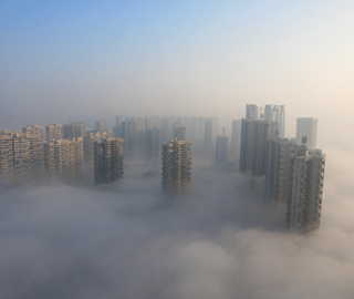 杭州降下浓雾 雾气描摹城区如蓬莱仙境