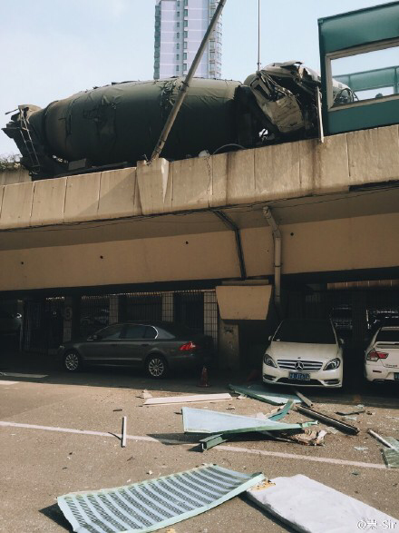 今天下午一点左右,南北高架永兴路匝道附近发生一起四车相撞事故,致使