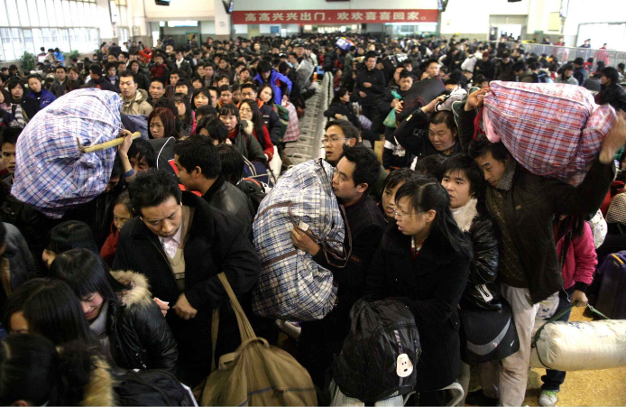 温暖回家路 春运期间彻夜排队购票已成历史