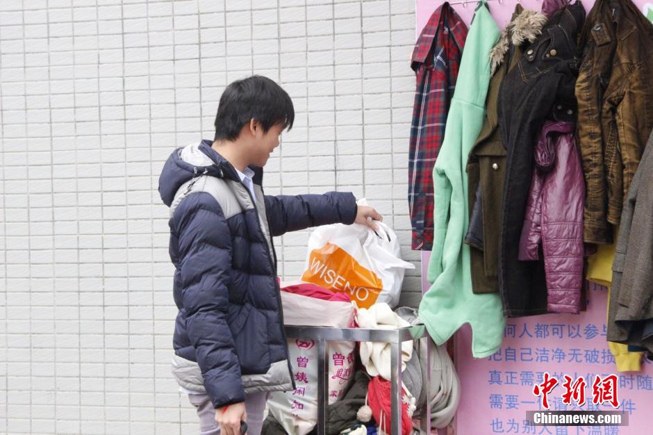 这面"暖心墙",任何人都可以将闲置衣服挂上,有需要的人则可以随时取走