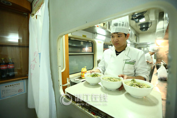 春运面孔:夫妻档跑十年春运 火车上炒菜是门功夫