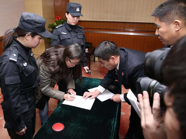 两名"红通"嫌犯被抓获归案 涉嫌贪污3000万元