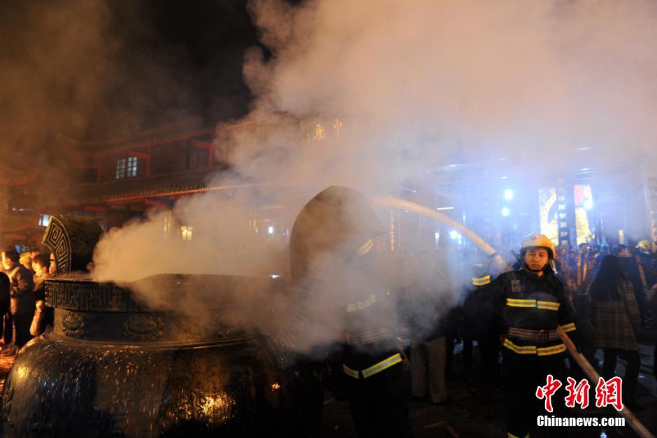 四川峨眉山上万民众烧香祈福迎新年