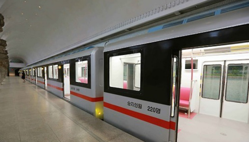 平壤市民扎堆体验朝鲜产地铁称赞设计很现代图