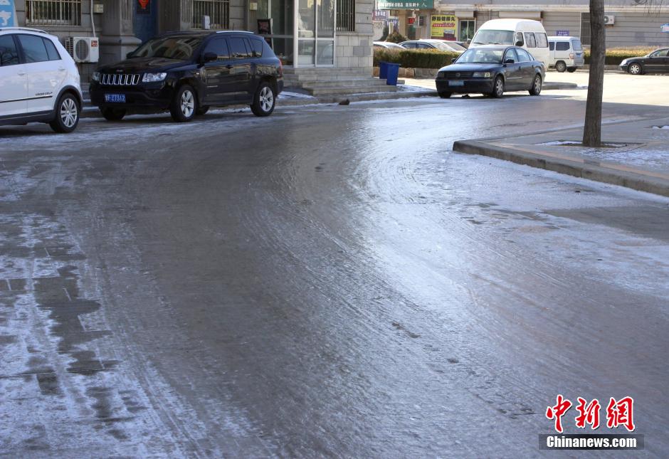 寒潮袭击山东烟台路面结冰似明镜