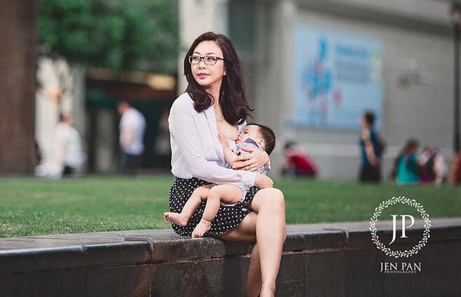 新加坡辣妈街头哺乳 抗议孕妇歧视