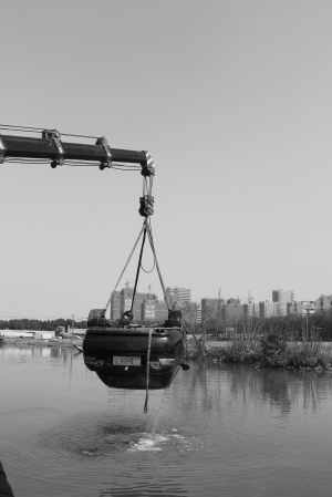 落水的宝马车正被吊起. 通讯员供图