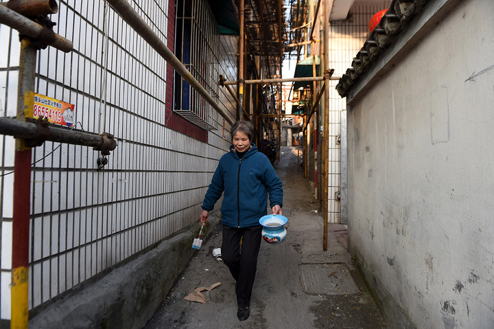 准备出来倒痰盂的居民