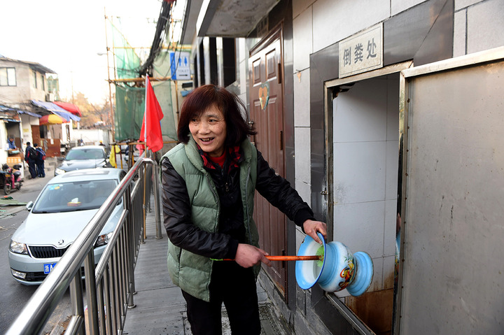 一位阿姨正在熟练地刷痰盂