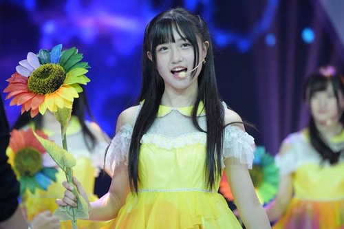 《国民美少女》费玉清捐10万 鼓励烧伤女孩