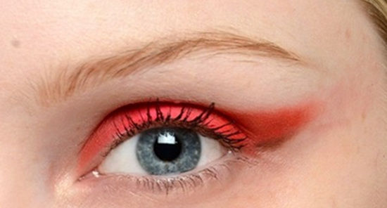 试试红色眼线   在眼尾画上一条微微上扬的酒红色的眼线,瞧这美丽的