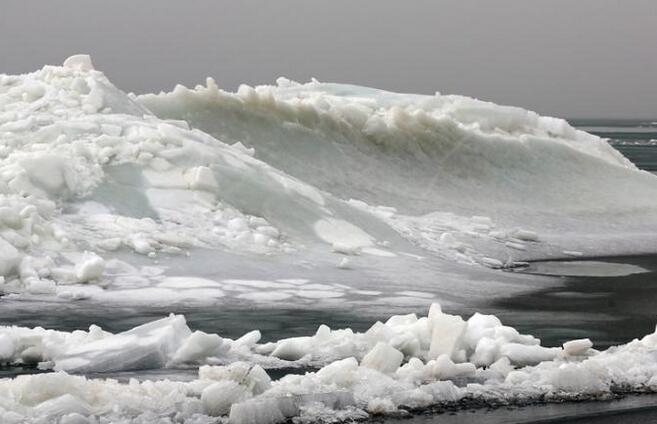 新疆博斯腾湖“推冰”奇观 绵延数公里蔚为壮观