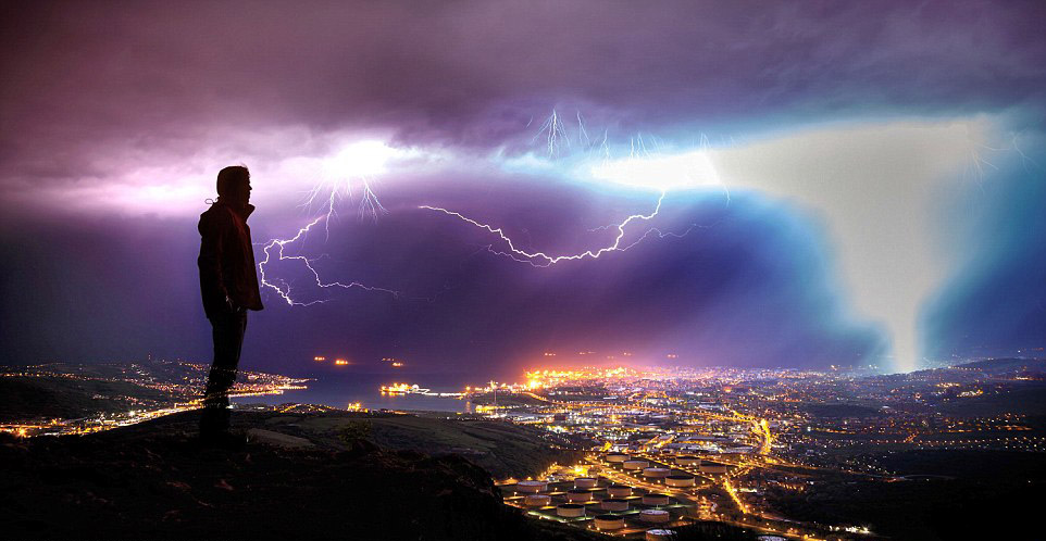 实拍闪电击中全球地标建筑震撼瞬间