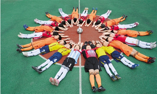 一支希望小学的足球队踢出气象万千 留守儿童的高山足球梦