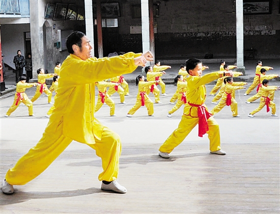 的苍南小学,就听到一阵阵有节奏的口令,一群小学生正跟着一位老人练拳