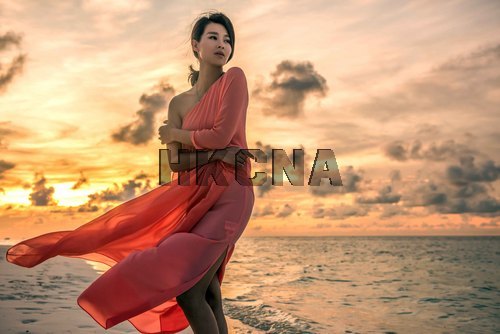 图:艺人胡杏儿蜜月之旅拍泳装留念