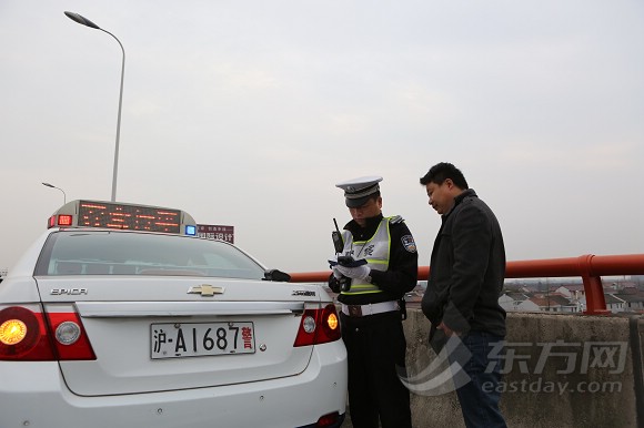 沪牌黑色轿车驶入华夏高架后,直接停在了上匝道导流线上,交警现场指出