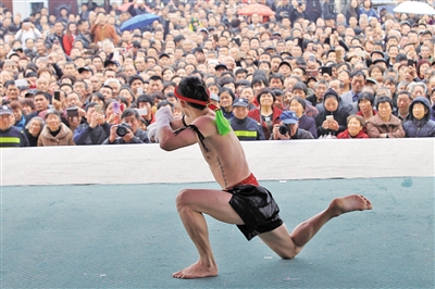 28岁的乐清武者冯亮,为观众表演泰拳拜师舞.