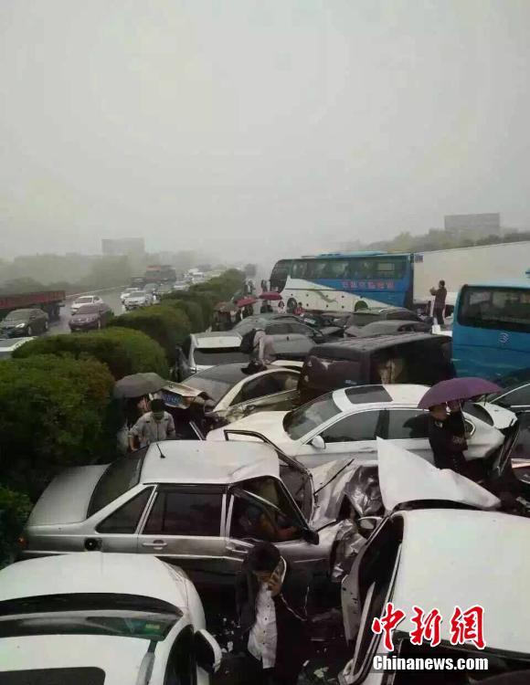 沪宁高速上海至无锡方向玉祁段突发重大车祸