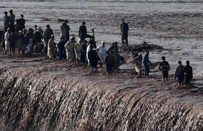 巴基斯坦多地强降雨致数十人死亡 引发山体滑坡