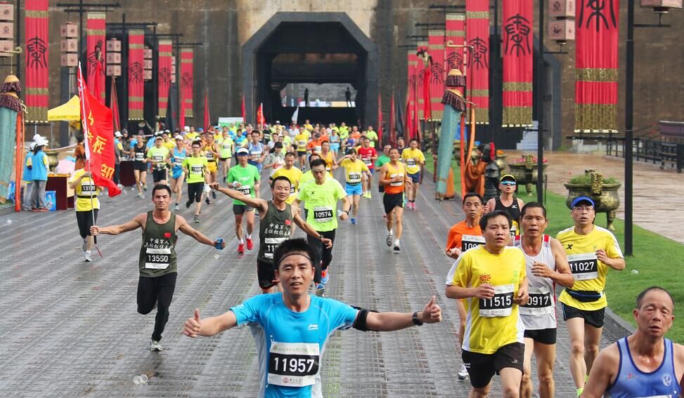 能和明星搭讪的横店马拉松周日开赛陈赫郑元畅等助跑