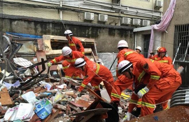 江西萍乡市一栋三层居民楼坍塌 被困8人全部获救
