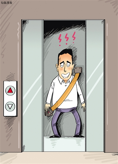 直播记者实测小区电梯安全一电梯警铃响3分钟无人应