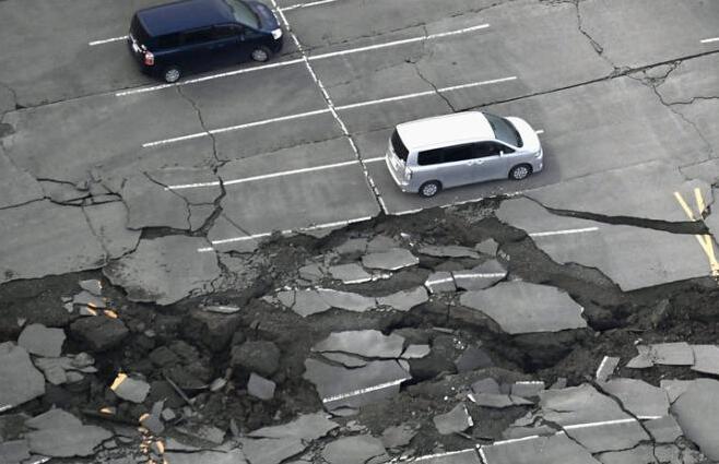 直击日本九州7.3级地震 路面遭强震后开裂